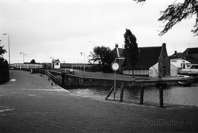 Nieuweweg van Buren sluisjes gezien vanaf de Buiskoolplein.jpg